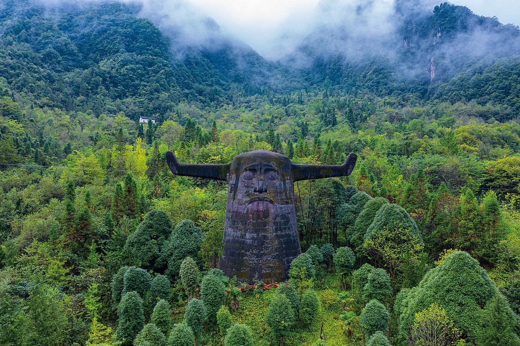 Situé au fond d’un petit cayon de la réserve naturelle de Shennongjia dans la Province du Hubei en Chine se trouve un lieu insolite et unique au monde.