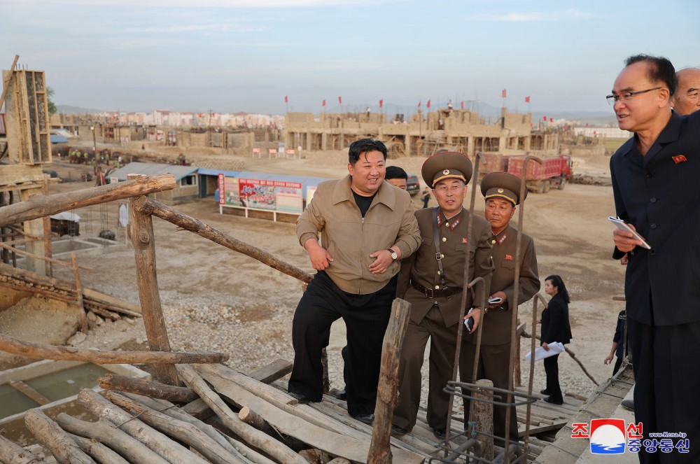 KIM JONG UN dirige les travaux de réparation des dégâts d’inondation