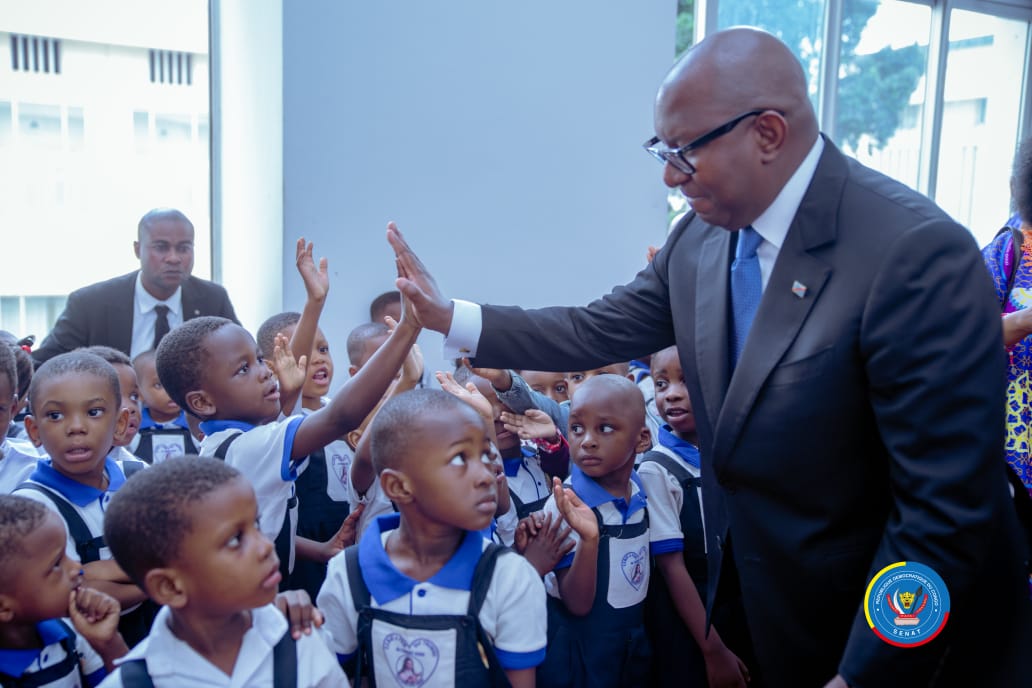 En visite guidée au Palais du peuple, les élèves de la maternelle du Complexe scolaire “Sainte Thérèse de l’enfant Jésus reçus par Sama Lukonde