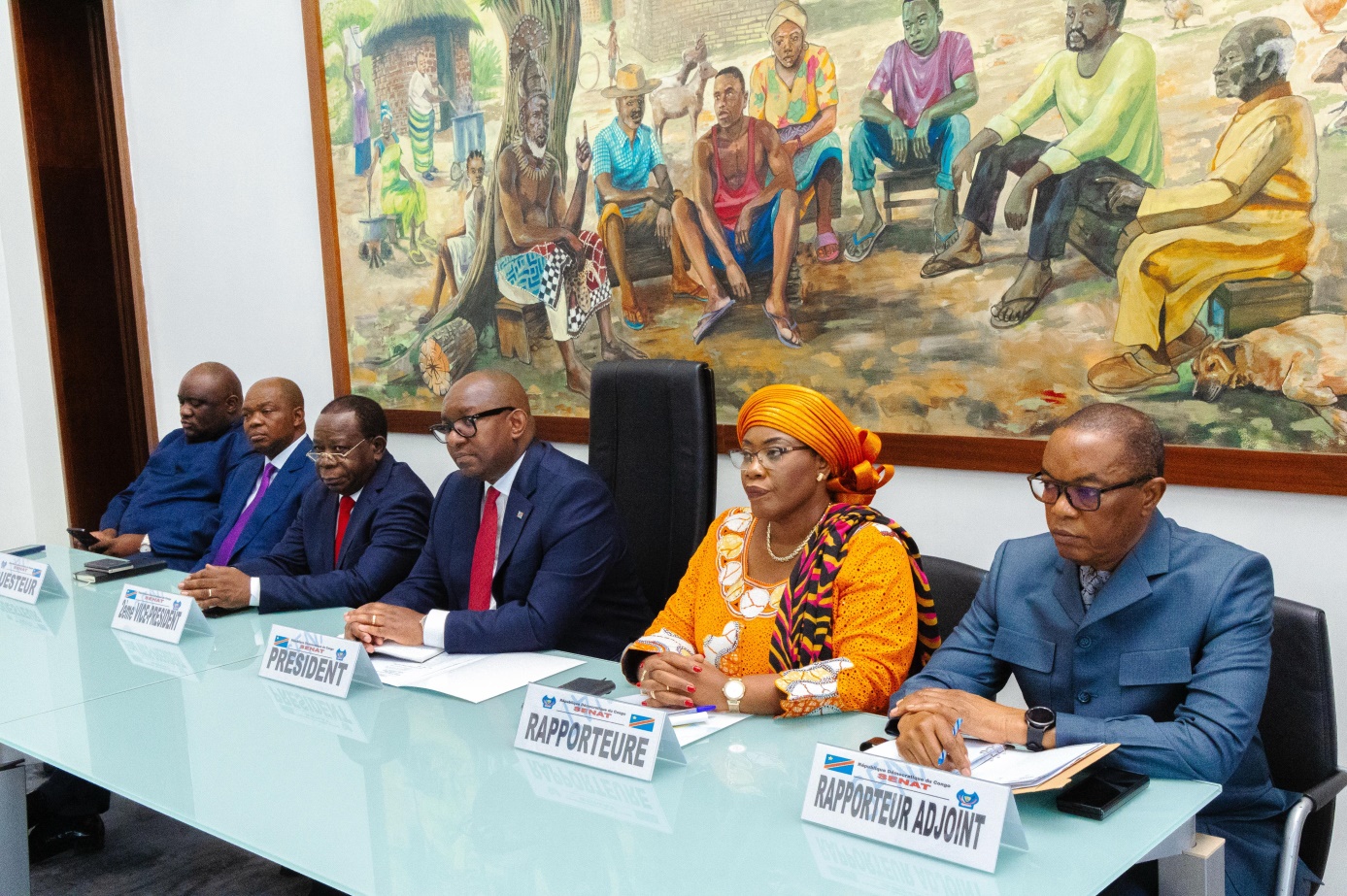 Administration du Sénat : Sama Lukonde et les membres du Bureau remettent le nouveau charroi automobile au personnel 