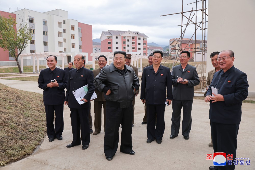 KIM JONG UN: «Luttons rigoureusement pour anticiper le moment heureux de pouvoir offrir des logements excellents aux victimes des inondations!»