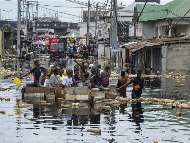 Conséquences de la pluie du samedi 19 octobre:  Kinshasa sous les eaux et sans électricité 