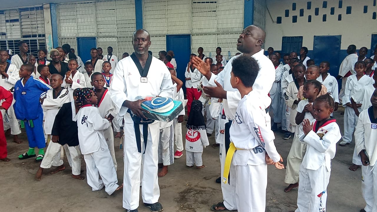 Taekwondo WT:  Me JP Koyalodi (Président de l’entente Kin Ouest) a remis des équipements aux clubs