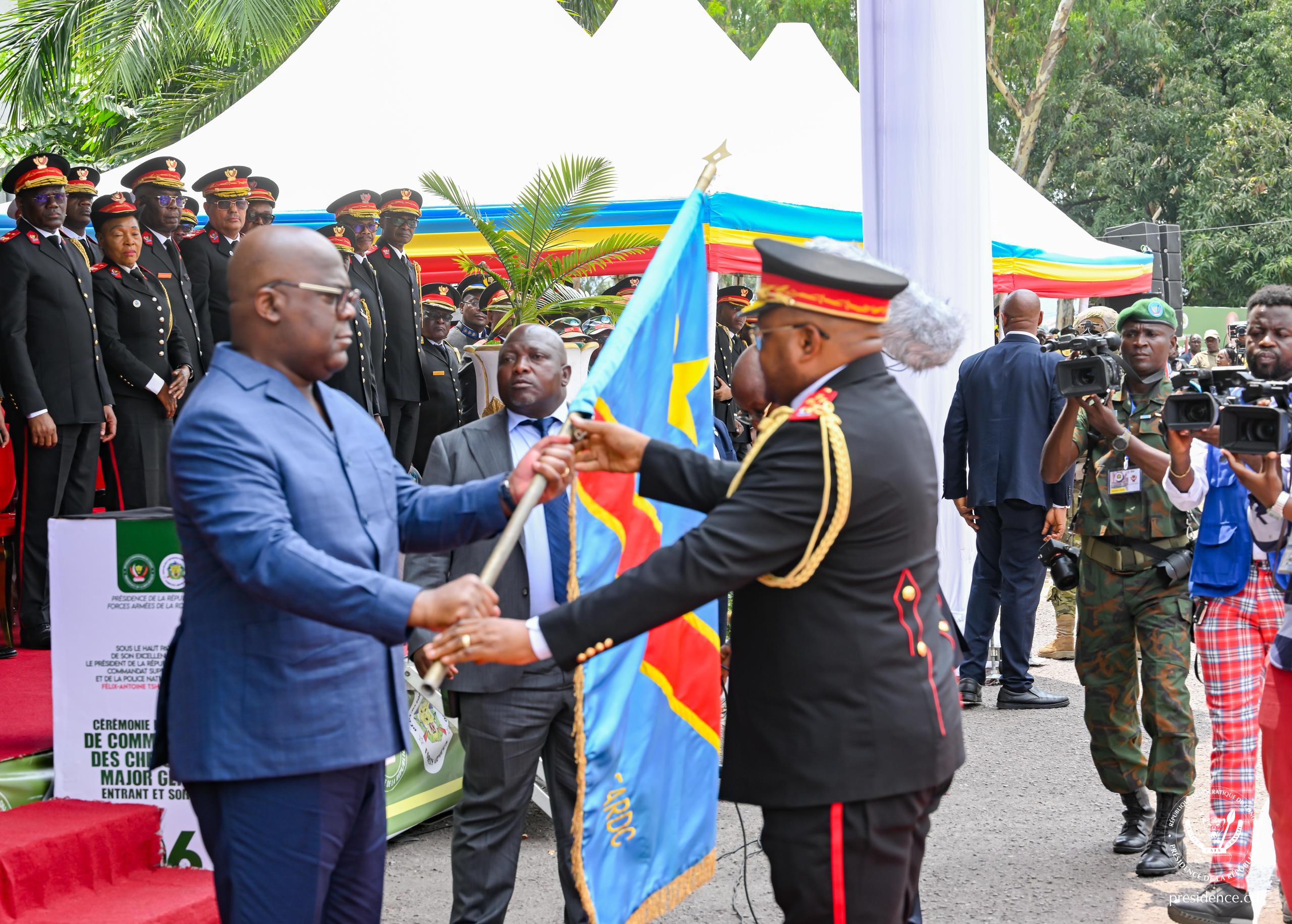 Au camp Kokolo : Félix Tshisekedi préside la cérémonie de passation de commandement entre les Chefs d’Etat-major sortant et entrant 