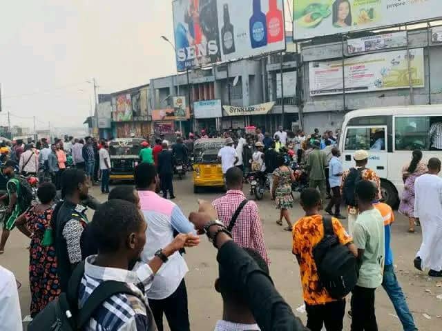 Kinshasa : un mort et plus de 11 blessés, bilan d’un affrontement ce jeudi entre les agents de l’ACCO et ACHACO au Rond-point Ngaba