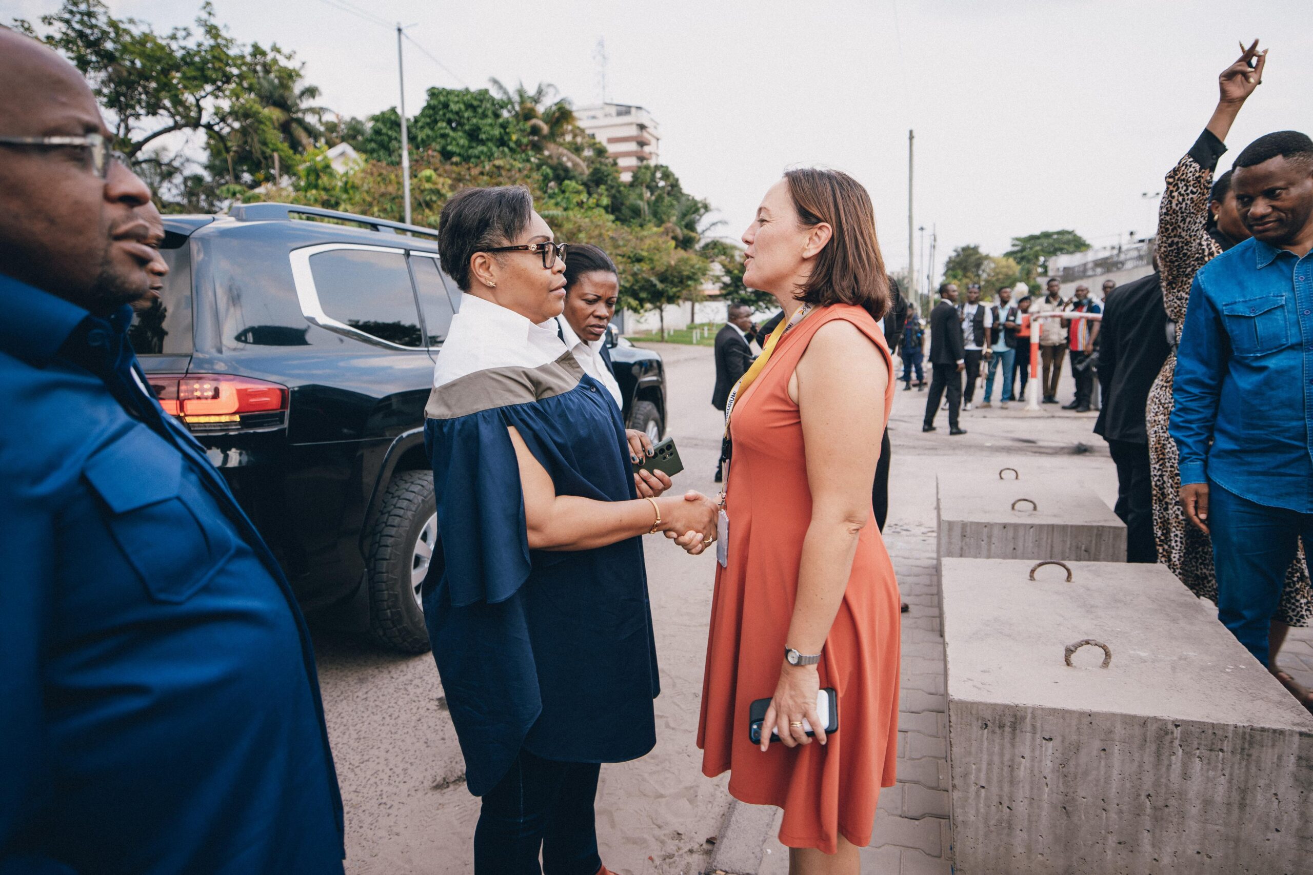 Saccage à Kinshasa : La Première Ministre constate les dégâts et condamne ces actes de vandalisme