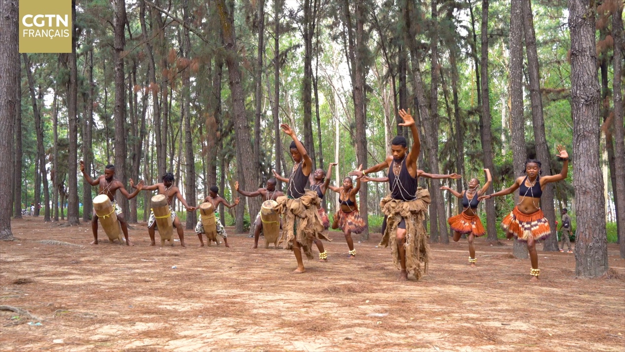 La Compagnie Babingui Tambour danse pour honorer la nature