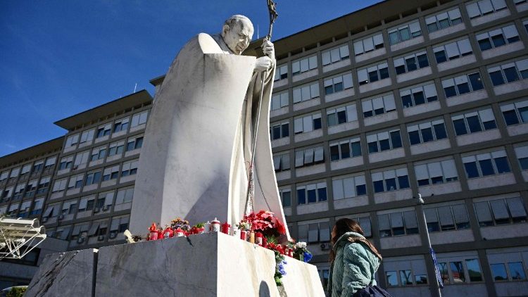 Une vague d’affection et de prière pour le Pape François