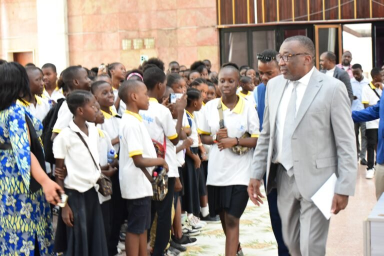 Les élèves du Complexe scolaire Saint François de Sales de Kintambo visitent le siège de l&rsquo;Assemblée nationale   