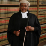 Jessikah Inaba, 1ère femme noire et aveugle appelée au Barreau d’Angleterre et du Pays de Galles