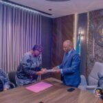 Guillaume Ngefa reçoit le mémorandum qui dénonce les attaques inacceptables et les propos sexistes visant la Première ministre   