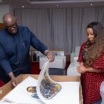 Œuvres d’art inspirées de l’univers minier congolais:  Louis Watum Kabamba encourage l’artiste plasticienne multidisciplinaire et curatrice 