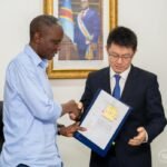 John Banza signe trois contrats de travaux avec China First Highway Engineering Company Limited, Sinohydro Bureau 14 et le Groupement China Jiangxi International Economic