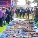 A la Pagode présidentielle de la N’Sele : Me Guy Kabombo Muadiamvita reçoit d’Eliezer Ntambwe un lot d’armes récupérées auprès de l’ex-milice Mobondo dans la partie sud-ouest