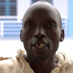 « Me faire soigner rapidement m’a sauvé la vie » : Justin Singo Nguma, survivant d’Ebola