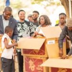 Aux élèves de 25 écoles de la Funa:  Les Amis de Patrick Muyaya distribuent 1.000 kits scolaires