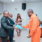 Le VPM Shabani remet aux organisations politiques la directive ministérielle de l’année politique 2026
