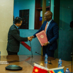 Dr Roger Kamba et Zhao Bin signent l’acte officialisant la remise d’un lot de matériel d’urgence destiné à la prévention des épidémies