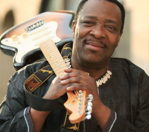 Dizzy Mandjeku, 80 printemps et une guitare toujours en éveil   