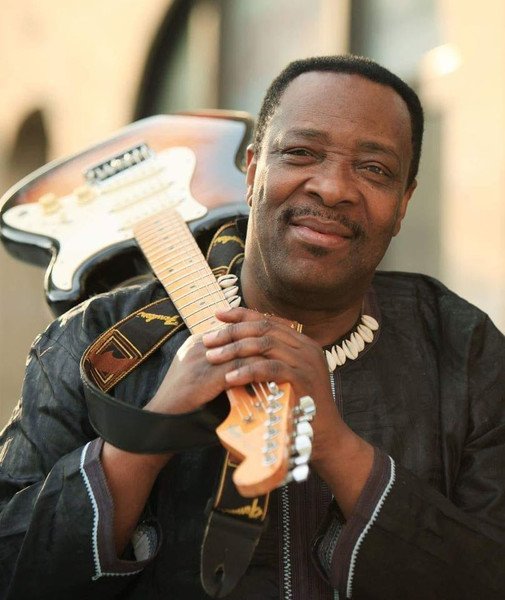 Dizzy Mandjeku, 80 printemps et une guitare toujours en éveil   