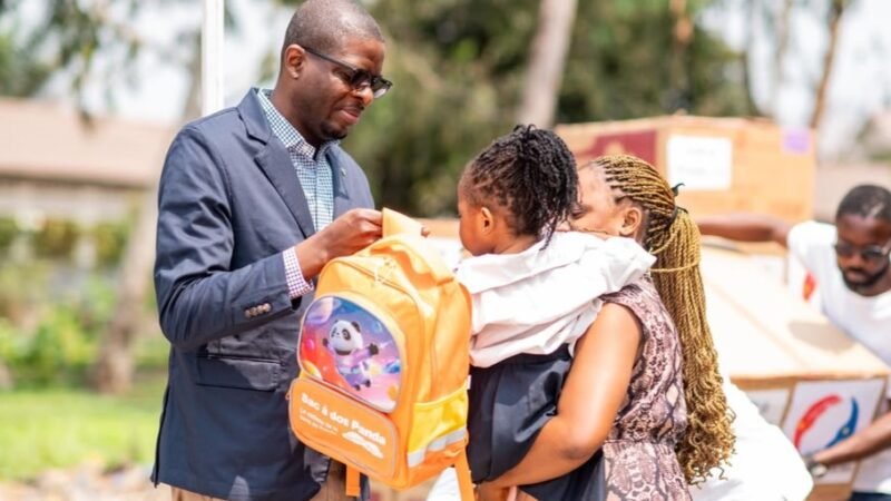 L’Asbl « Les Amis de Patrick Muyaya » distribue de fournitures scolaires à travers la circonscription électorale de Funa