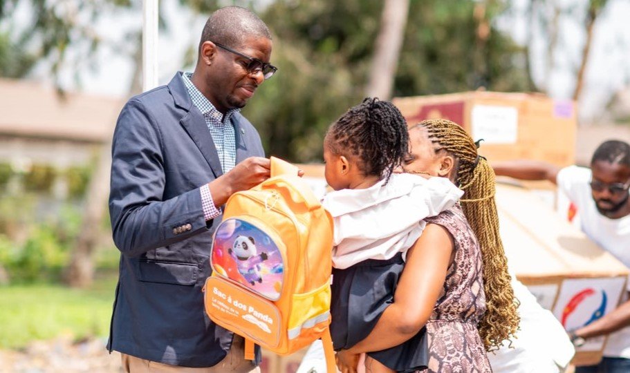 L’Asbl « Les Amis de Patrick Muyaya » distribue de fournitures scolaires à travers la circonscription électorale de Funa